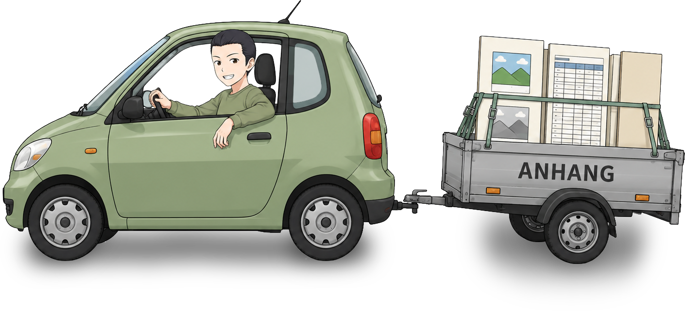 Teilnehmer fährt in einem Kleinwagen mit einem Anhänger voller Bilder und Tabellen